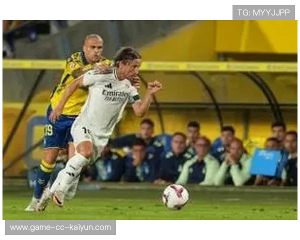 维尼修斯弧线传中直指前点,皇马收获第二落点威胁