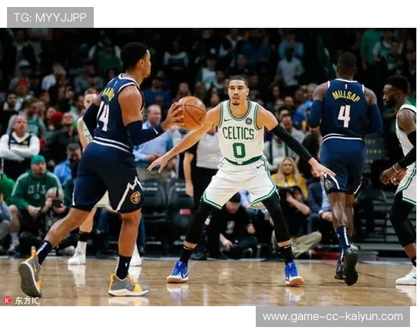 霍姆格伦不断阻断对手突破,防线让人窒息