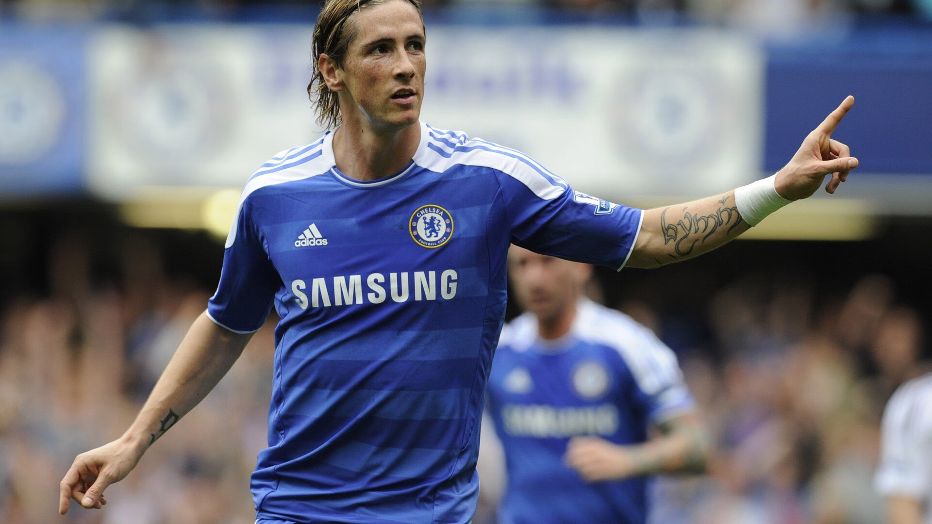 世界风筝滑水大赛 强风条件下多名选手完成高难度空翻